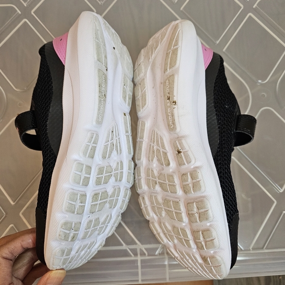 Girls Under Armour black and pink running shoe Size 3Y - Picture 8 of 8